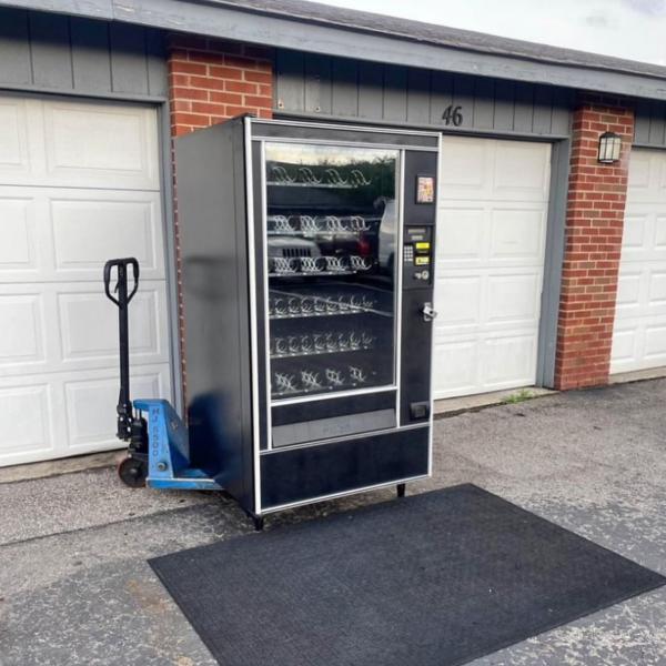 Snack vending machine