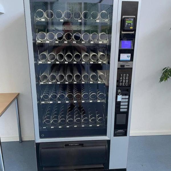 USt Model 3561 is a versatile vending machine